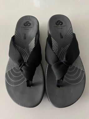 Cloudsteppers by Clarks Black Knotted Thong Sandals